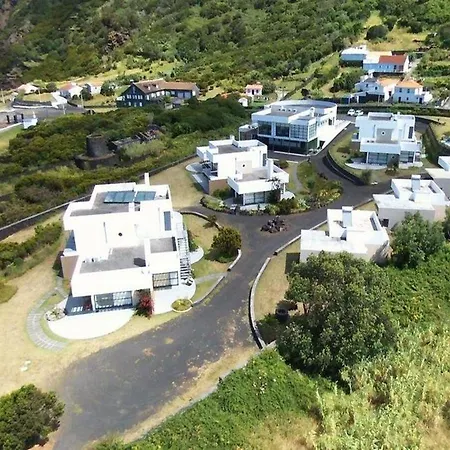 Πανσιόν Cantinho Buganvilias At****