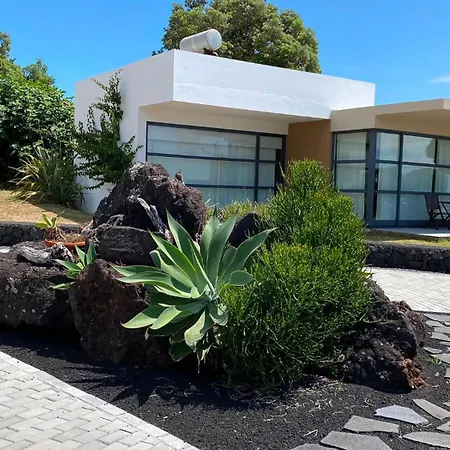 Guest house Cantinho Buganvilias At**** 4*