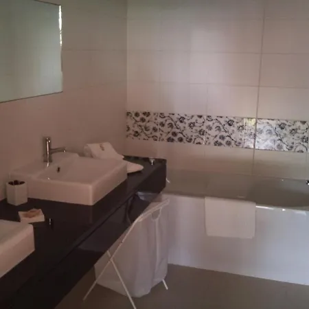Guest house Cantinho Buganvilias At**** 4*
